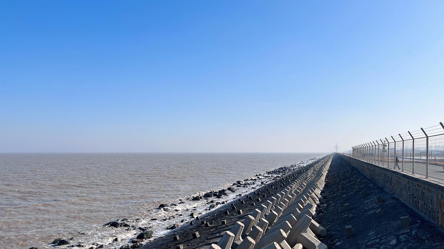启东市东部海堤观潮台与沿海景观